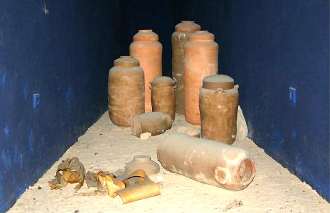 Глиняные кувшины, в которых нашлись свитки Глиняные кувшины, в которых нашлись свитки